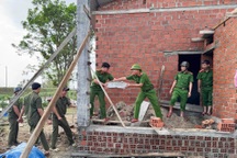 Công an Gia Lai bàn giao 2 ngôi nhà đầu tiên trong “Chiến dịch Quang Trung”