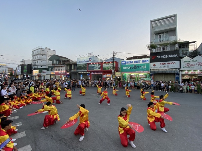 Biểu diễn võ thuật với quạt giấy.