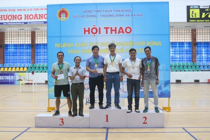Lãnh đạo Sở LĐ-TB&XH tỉnh Thừa Thiên Huế trao huy chương cho các vận động viên đạt thành tích cao tại Hội thao