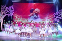 Xúc động chương trình nghệ thuật "Bác Hồ một tình yêu bao la"