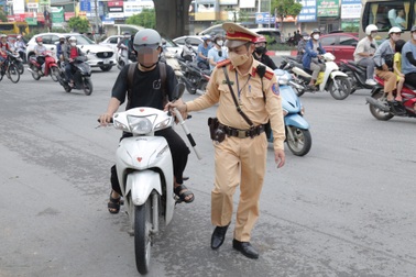 Hà Nội: Đi xe máy leo vỉa hè, nam thanh niên cãi "sao anh bắt mỗi em?"