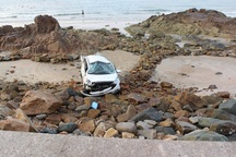 Taxi bay thẳng xuống biển, tài xế và nữ hành khách cùng nhập viện