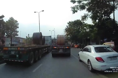 Kinh hãi khoảnh khắc xe đầu kéo suýt bị đè bẹp vì chở thép cuộn không buộc cẩn thận