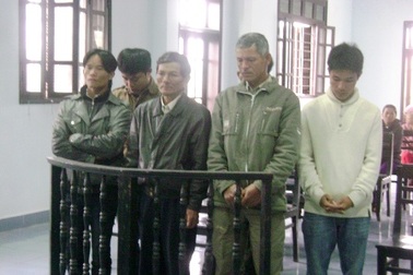 Xã đội trưởng tranh thủ đánh bạc trong khi đi... tảo mộ