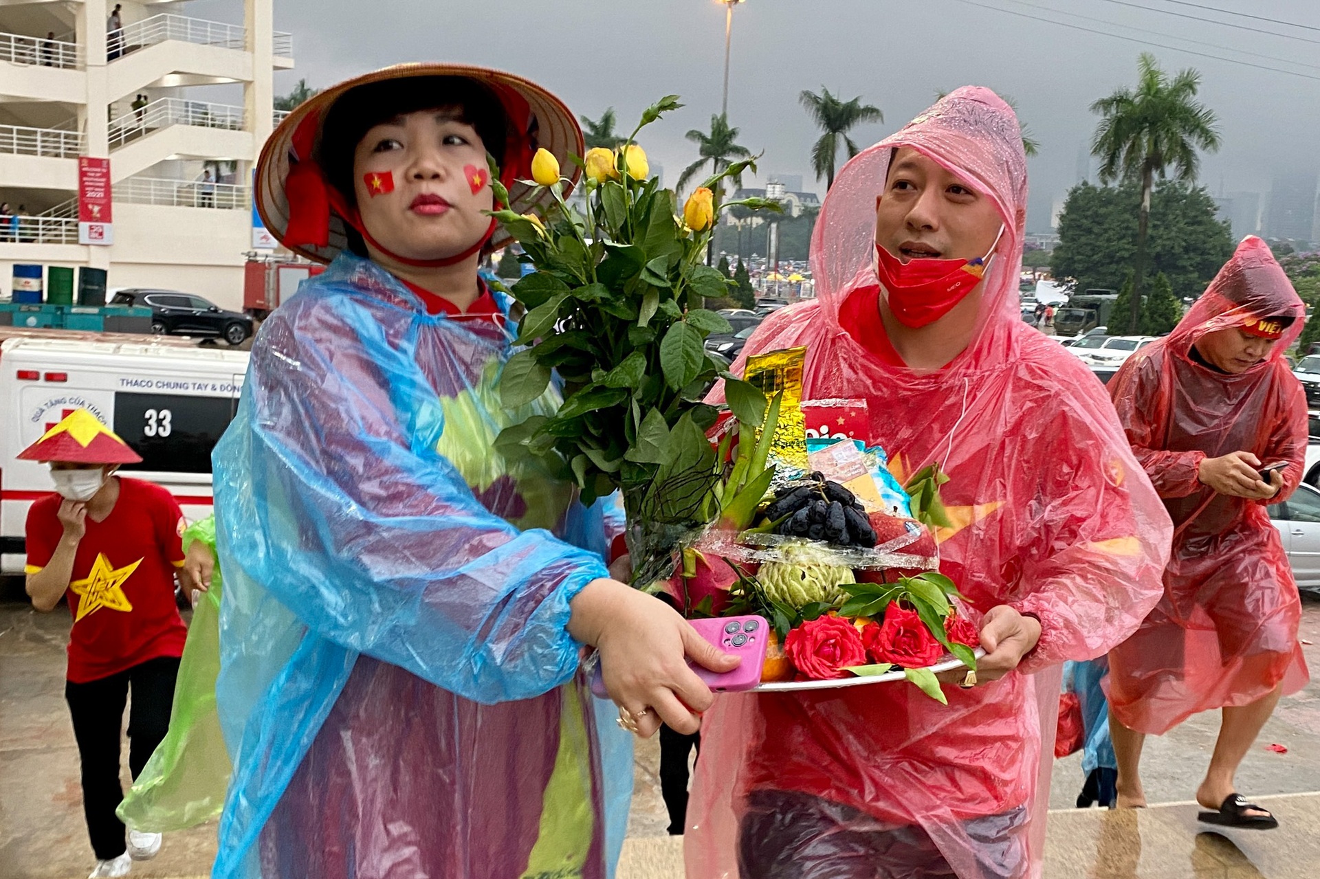 Người hâm mộ đội mưa múa lân, bưng mâm lễ hết mình cổ vũ tuyển U23 Việt Nam - 9