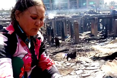 Dân nghèo xót xa bới tìm tài sản sau vụ cháy hơn 70 ngôi nhà ở Nha Trang