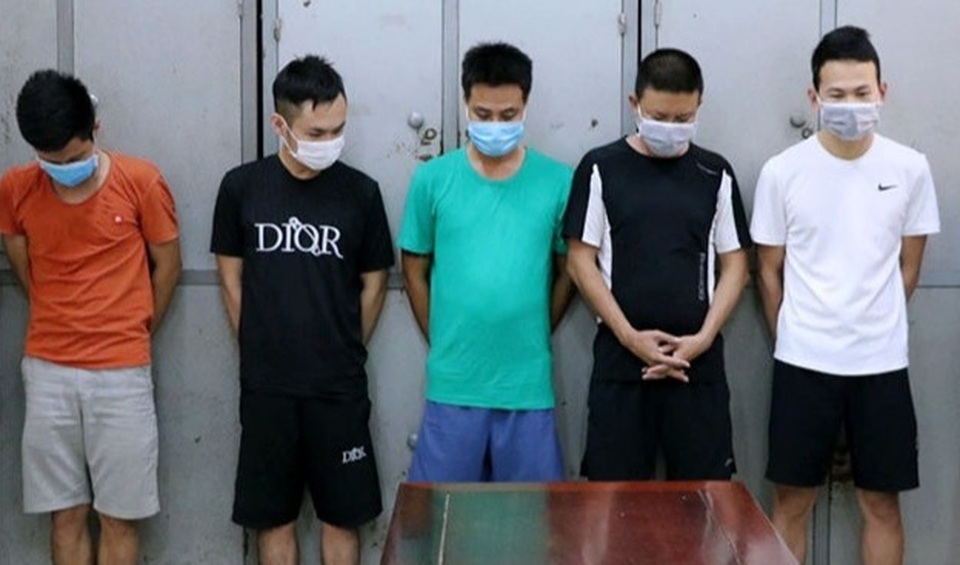 Bắt quả tang Đại úy công an say sưa sát phạt cùng 10 người trong khách sạn - 1 Bắt quả tang Đại úy công an say sưa sát phạt cùng 10 người trong khách sạn - 1