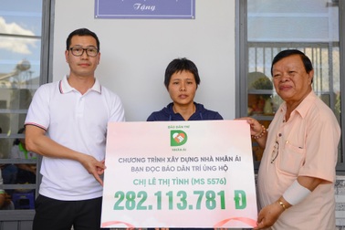 Người mẹ nghèo ở Lâm Đồng rơi nước mắt khi đón nhận căn nhà mơ ước