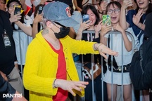 G‑Dragon có mặt tại Hà Nội, "rừng" fan mang hoa cúc đón chào như mở hội