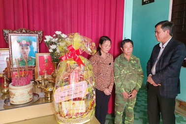 Chủ tịch UBND tỉnh Quảng Bình chúc Tết Bà mẹ Việt Nam anh hùng