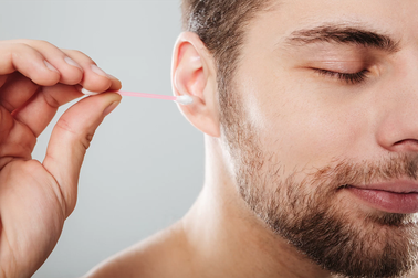 Một người đàn ông làm sạch tai bằng tăm bông… bị nhiễm trùng trong hộp sọ