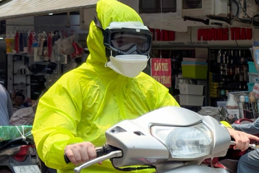 Nắng nóng đầu hè ở Hà Nội: Người dân ra đường kín mít như "ninja"