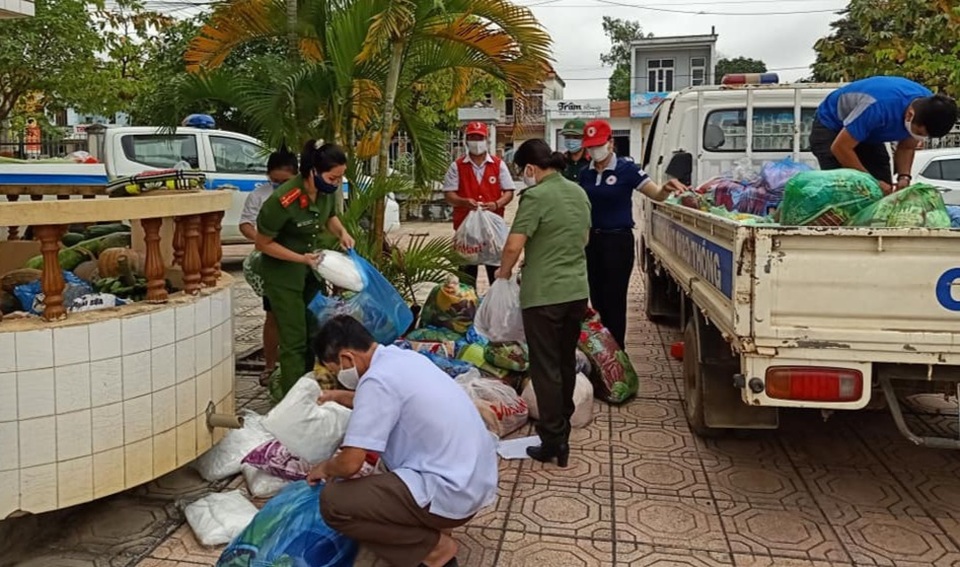 Người dân chung tay góp gạo, rau củ, quả… giúp bà con đang cách ly - 6 Người dân chung tay góp gạo, rau củ, quả… giúp bà con đang cách ly - 6