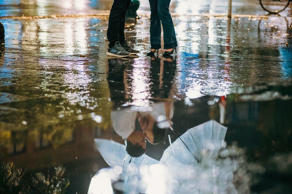 Ngắm Hà Nội lãng mạn trong mưa qua bộ ảnh của cặp đôi trẻ - 2 Ngắm Hà Nội lãng mạn trong mưa qua bộ ảnh của cặp đôi trẻ - 2