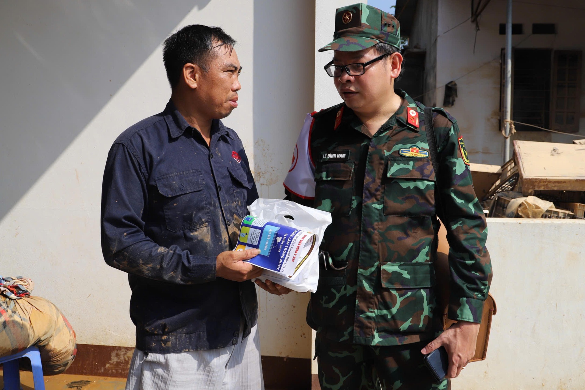 Quân đội phun khử khuẩn, hỗ trợ người dân phòng dịch bệnh sau mưa lũ - 6 Quân đội phun khử khuẩn, hỗ trợ người dân phòng dịch bệnh sau mưa lũ - 6