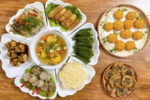 Mẹ đảm Hà Nội "đi chợ online", làm mâm cỗ chay 9 món cúng Rằm tháng 7