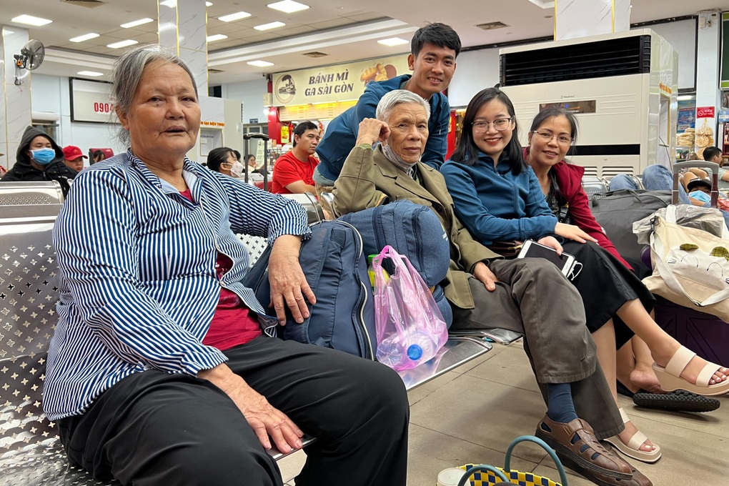 Khách trên chuyến tàu đêm giao thừa: Mượn tiền mua vé để về quê ăn Tết - 2