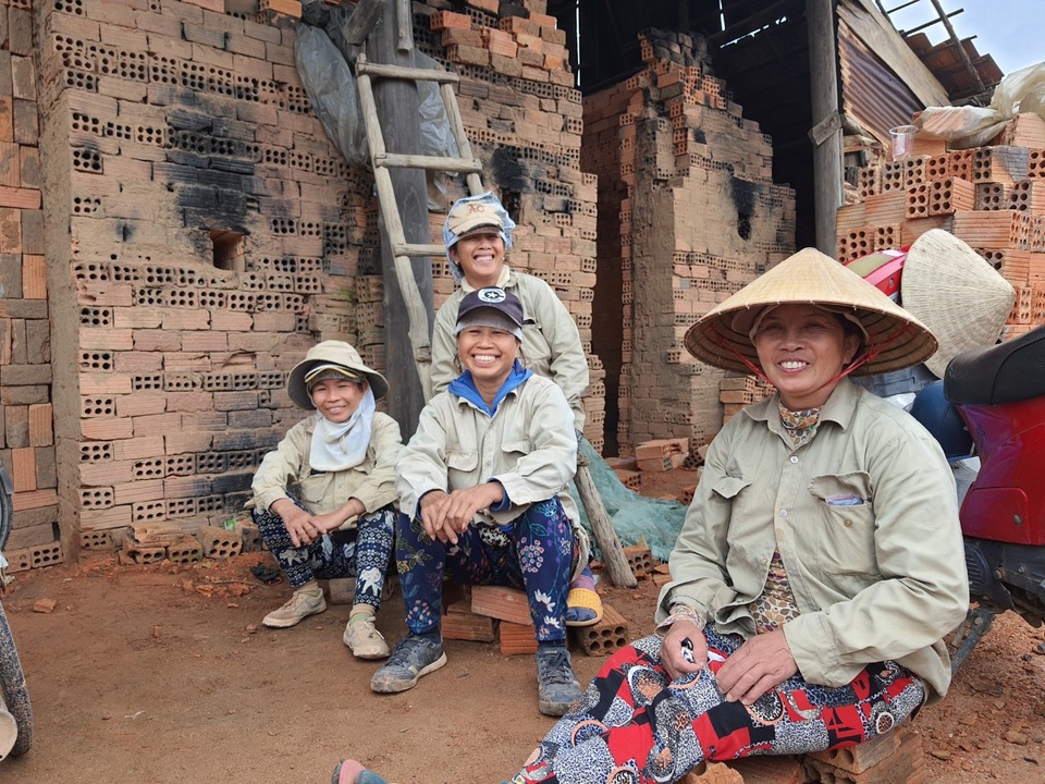 Kon Tum: Nhọc nhằn phận đời nữ phu gạch - 6 Kon Tum: Nhọc nhằn phận đời nữ phu gạch - 6