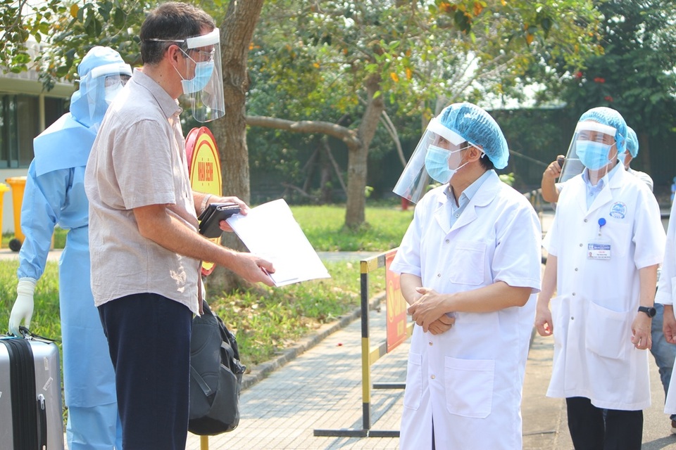 Huế chữa trị thành công, cho ra viện bệnh nhân mắc Covid-19 đầu tiên - 5 Huế chữa trị thành công, cho ra viện bệnh nhân mắc Covid-19 đầu tiên - 5
