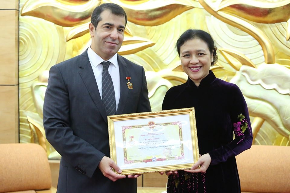 Đại sứ Azerbaijan nhận kỷ niệm chương Vì hòa bình hữu nghị giữa các dân tộc - 1 Đại sứ Azerbaijan nhận kỷ niệm chương Vì hòa bình hữu nghị giữa các dân tộc - 1