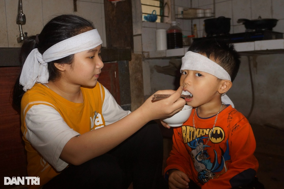 Cha bị máy cày đè tử vong, 3 đứa bé đầu đội khăn tang, tương lai mù mịt - 5 Cha bị máy cày đè tử vong, 3 đứa bé đầu đội khăn tang, tương lai mù mịt - 5