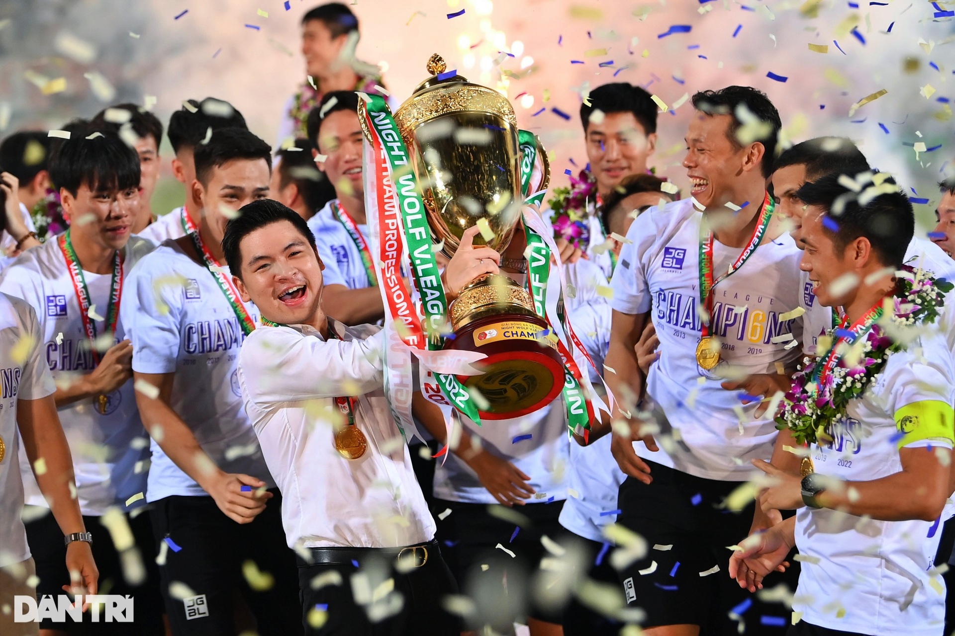 CLB Hà Nội ăn mừng đầy cảm xúc khi giành cúp vô địch V-League 2022 - 16 CLB Hà Nội ăn mừng đầy cảm xúc khi giành cúp vô địch V-League 2022 - 16