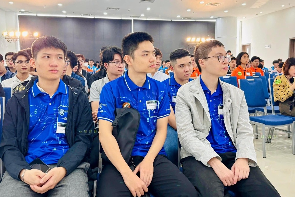 Sinh viên FPT Jetking giành suất tham dự Bootcamp về bán dẫn tại Singapore - 2 Sinh viên FPT Jetking giành suất tham dự Bootcamp về bán dẫn tại Singapore - 2