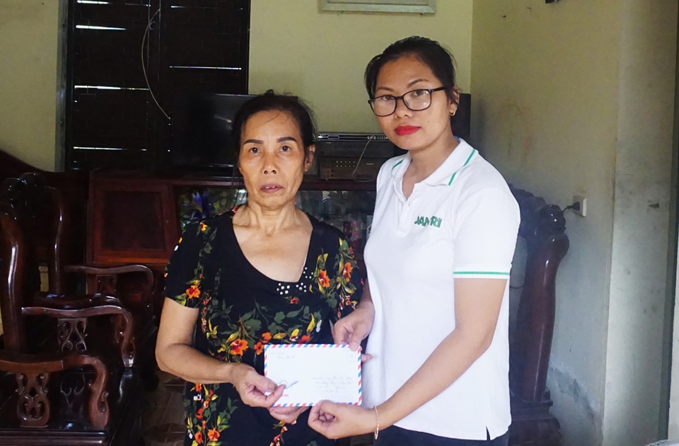 Những người vợ liệt sĩ rưng rưng xúc động nhận quà giúp đỡ của báo Dân trí - 3 Những người vợ liệt sĩ rưng rưng xúc động nhận quà giúp đỡ của báo Dân trí - 3