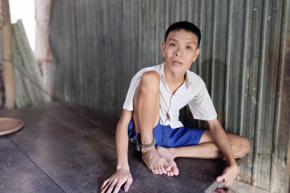 Thương bé gái xinh xắn sống bữa đói, bữa no với ngoại gù lưng, cậu tâm thần - 5 Thương bé gái xinh xắn sống bữa đói, bữa no với ngoại gù lưng, cậu tâm thần - 5