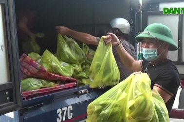 Tiểu thương chợ đầu mối Vinh sơ tán hàng hóa vì lo sợ bị phong tỏa