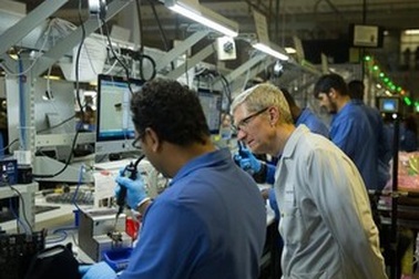 Bất ngờ với hình ảnh máy tính chạy Windows bên trong nhà máy Apple tại Mỹ