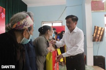 Chủ nhiệm UBKT Trung ương tặng quà Tết gia đình chính sách, hộ nghèo