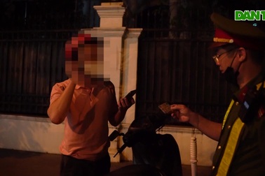 Tài xế "bỏ xe chạy lấy người" khi bị kiểm tra nồng độ cồn