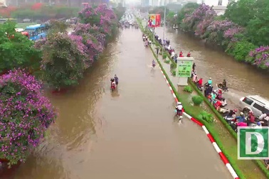 Hà Nội sáng 25/5: "Sông" nước và xe nhìn từ trên cao
