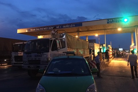Tài xế dùng tiền lẻ mua vé qua trạm thu phí, quốc lộ 5 tắc dài
