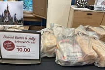 Du khách Mỹ thấy "chua chát" khi nhận gói cứu trợ thực phẩm trong bão