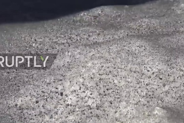 Lạ lùng hiện tượng tuyết đen như than