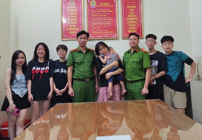 Đại diện Đội Cảnh sát 113, Phòng Cảnh sát Quản lý về hành chính và Trật tự xã hội, Công an tỉnh Hà Nam giúp tìm được người thân cho bé 2 tuổi. Ảnh: Công an tỉnh Hà Nam
