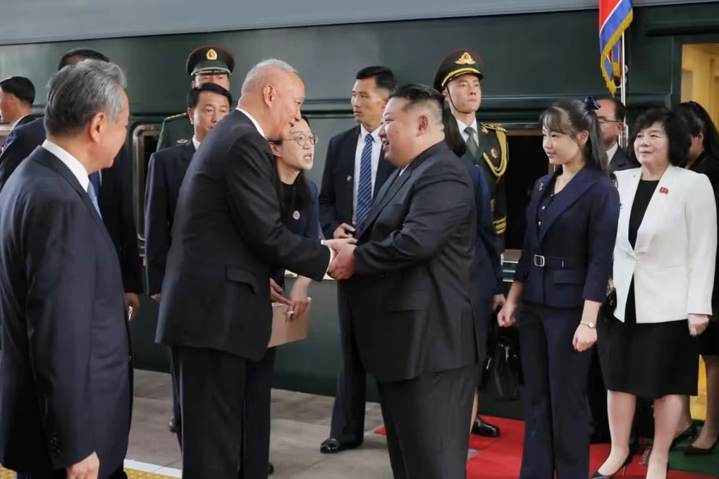Con gái tháp tùng nhà lãnh đạo Triều Tiên thăm Trung Quốc - 1 Con gái tháp tùng nhà lãnh đạo Triều Tiên thăm Trung Quốc - 1
