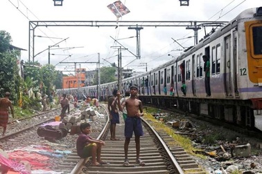 Đục thủng nóc tàu hỏa để cướp triệu đô như phim Hollywood!