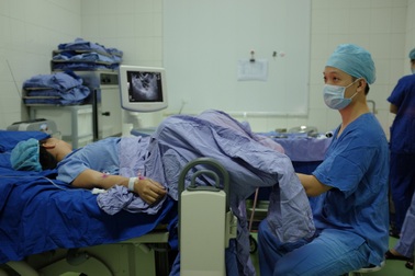 Bác sĩ trẻ mang "mùa xuân" đến với những cặp vợ chồng hiếm muộn