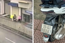 Tạm giữ người đàn ông đâm xe máy vào công an