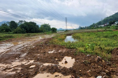 Ham rẻ mua đất có đường điện cao thế đi qua, chủ đất rao bán nửa giá vẫn ế