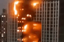 Cao ốc chọc trời Trung Quốc cháy ngùn ngụt như "cột lửa"