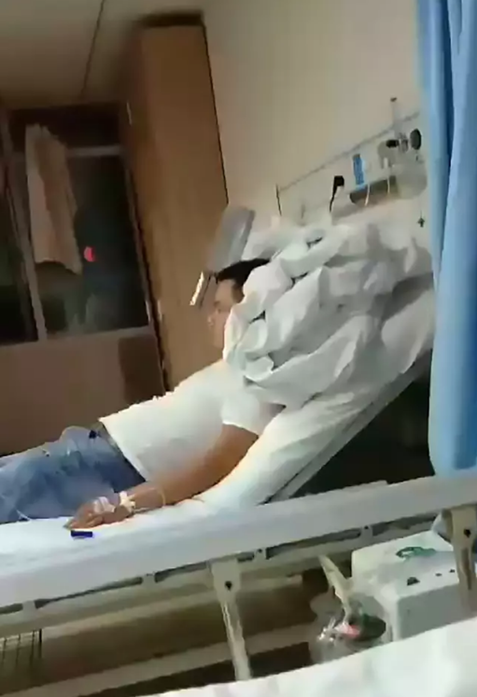 Tỉnh táo bước vào viện chờ cấp cứu với dao phay cắm trên đầu - 2 Tỉnh táo bước vào viện chờ cấp cứu với dao phay cắm trên đầu - 2