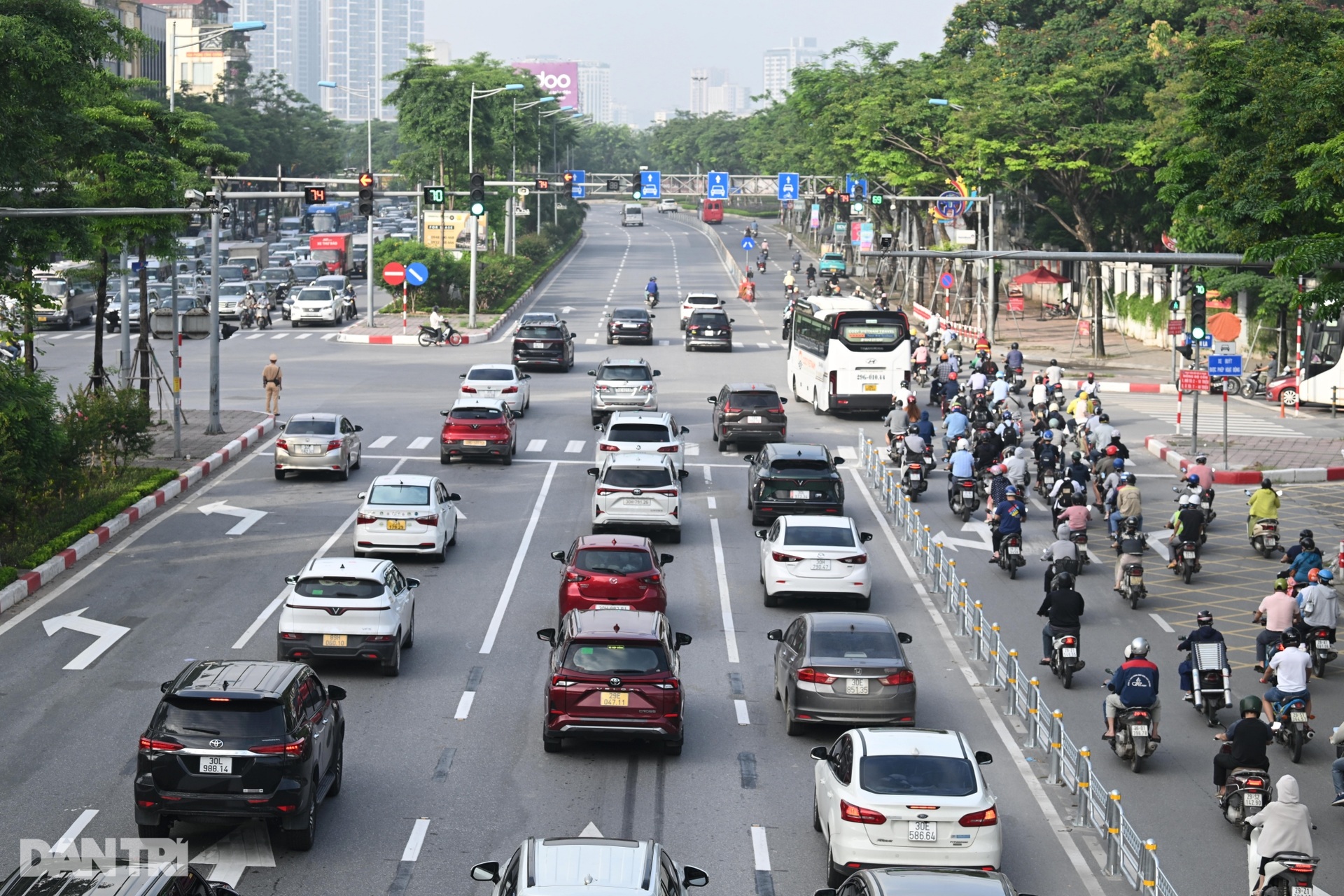 Hàng loạt xe máy đi sai làn trên tuyến đường mới lắp dải phân cách ở Hà Nội - 1 Hàng loạt xe máy đi sai làn trên tuyến đường mới lắp dải phân cách ở Hà Nội - 1