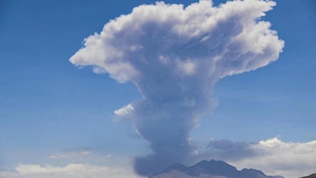 Núi lửa ở Chile phun trào tro bụi cao tới 6.000m - 1 Núi lửa ở Chile phun trào tro bụi cao tới 6.000m - 1