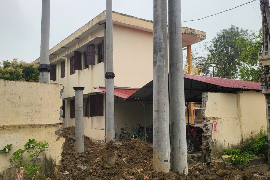 Phụ huynh, giáo viên bức xúc vì trạm biến áp được quy hoạch trong trường - 1 Phụ huynh, giáo viên bức xúc vì trạm biến áp được quy hoạch trong trường - 1