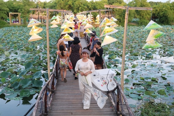 Đông đảo người dân và du khách đến ngày hội Sen Huế.