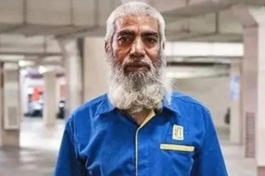 Cụ ông 70 tuổi làm quét dọn 27 năm nuôi con thành bác sĩ, kỹ sư